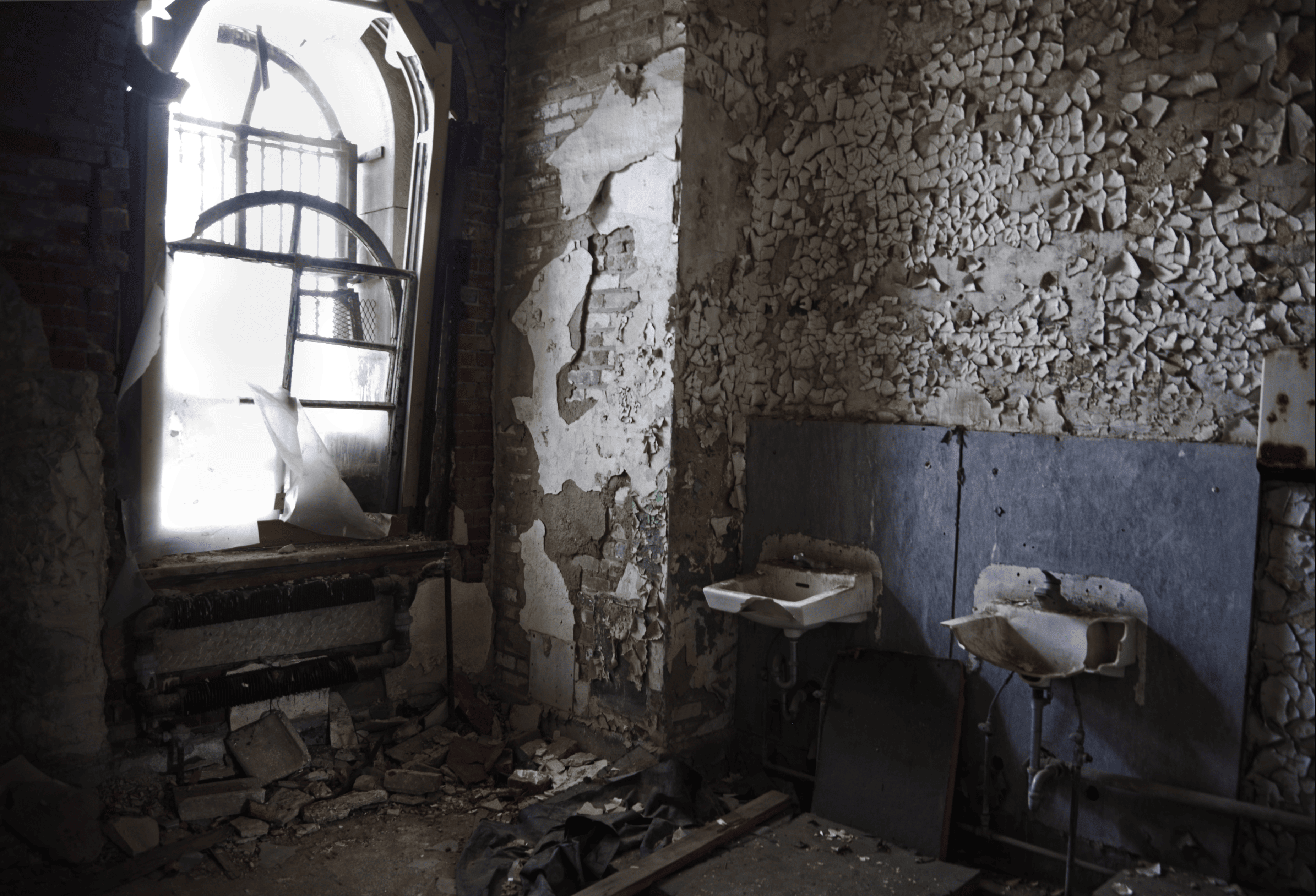 Major decay, bathroom located at the Ohio State Reformatory Museum, Mansfield Ohio, U.S.A.. This is the museum where the movie Shawshank Redemption was filmed.